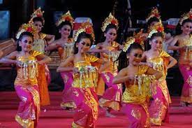 Tari pendet adalah salah satu tari yang memiliki gerakan yang indah. Mengenal Sejarah Tari Pendet Bali Yang Penuh Filosofi Nasional Katadata Co Id