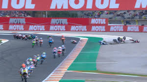 Un inquiétant accident à la fin des qualifications du grand prix d'italie en catégorie moto3 samedi, dans lequel le suisse jason dupasquier a été touché, a retardé les essais libres 4 de la motogp. Watch Horrible Crash Involving Multiple Riders In Moto 3 Brings Out The Red Flag Essentiallysports