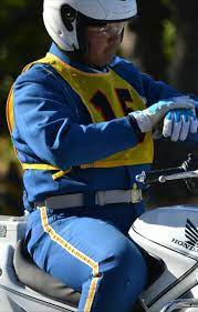 運転実技に合格したいな 男性警察官 ぽっちゃり男性 セクシーな男性
