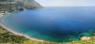 Falaises en terrasses avec des citronniers parfumés vers le bas dans les mers étincelantes; Italie Voyage Mer Tyrrhenienne Sejours Et Circuits Sur Mesure