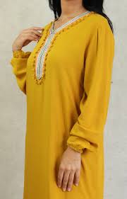 Les robes longues ont toujours leur place dans le dressing ! Robe De Maison Et D Ete Pas Cher A Pompons Pour Femme Couleur Jaune Moutarde Pret A Porter Et Accessoires