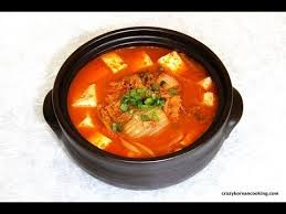 When the fat from the pork melts into the soup, it becomes irresistibly delicious! Kimchi Stew Quick And Easy With Tuna ê¹€ì¹˜ ì°Œê°œ Crazy Korean Cooking Youtube