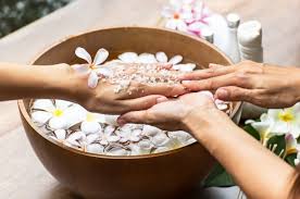 L'esthéticienne, ou esthéticien, vend des articles cosmétiques et effectue des soins beauté et d'entretien cette fiche métier vous donne toutes les informations utiles pour devenir esthéticienne. Quelle Formation Faut Il Suivre Pour Devenir Estheticienne Genius Connect