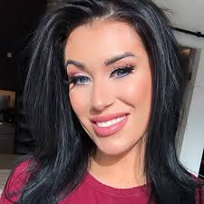 Amanda Senter's Instagram, Twitter & Facebook