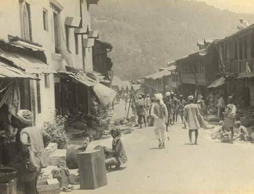 A bazaar scene in Simla— a photo from the 1890s. #history #india #shimla