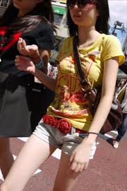 街撮り盗撮】素人娘の寄せて上げてる貧乳おっぱいに食い込むパイスラｗｗｗｗｗｗｗｗｗ | 素人エロ画像やったる夫