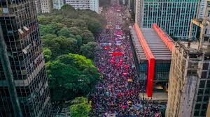 Protestos contra bolsonaro na curitiba protestos antifascistas pedindo fora bolsonaro e democracia o brasil está acordando. K Dlwd60vbtssm