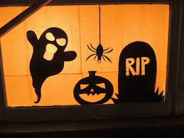 Si lo cuelgas cerca de una ventana se verá muy espeluznante desde afuera durante la noche, cuando enciendas las luces de la casa. 8 Ideas De Miedo Para Decorar Puertas Y Ventanas En Halloween Ventana De Halloween Chuches De Halloween Adornos Halloween
