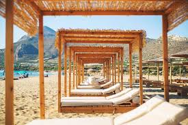 Από τα χανιά και διαθέτει γαλάζια σημαία. Sto Liokalybo 8a Zhseis To Apolyto Hliobasilema