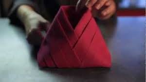 Pliage serviette nouvelle anne 1 pliez la serviette en 2 pour former un triangle. 12 Pliages De Serviette Pour Le Reveillon Du Nouvel An Ou Noel Mesa Bella Blog