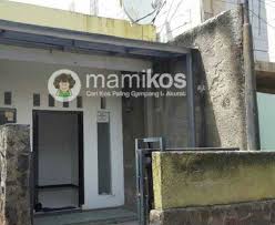 Di dalamnya terdapat dua kamar, satu di lantai atas, dan satu lagi di bawah. Kontrakan Jakarta Pusat Bulanan Dki1 Com