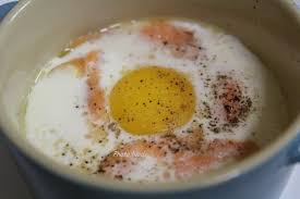 Pour 1 Personne Ingredients 1 Oeuf Tres Frais 1 C A Soupe De Creme Fraiche Bridelice Pour Moi 1 Tranche Saumon Fume Oeufs Cocotte Oeuf Cocotte Saumon
