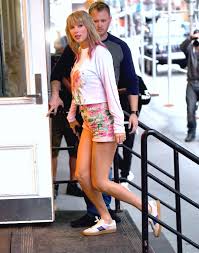 Is Taylor Swift S New Hair Color A Hint About Her Secret Project Release Taylor Swift Street Style Taylor Swift Style Taylor Swift Hair