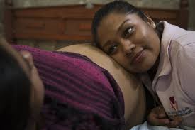 Rafaela López es una partera profesional que goza del respeto de muchas  mujeres de las comunidades indígenas de Guerrero. Su labor de  acompañamiento es fundamental para salvarguardar la vida y la dignidad.