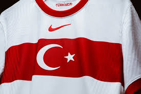 Fakat nike, kendi logosunu da türk bayrağının üst tarafında konumlandırmış ve ortaya türkiye a milli futbol takımı formasını çıkartmıştı. Milli Takim In Yeni Formalari Belli Oldu Ntvspor Net
