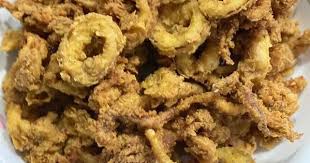 Panaskan minyak di wajan dengan api sedang. Membuat Udang Goreng Tepung