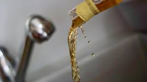 Elle se lève et aussitôt va remplir un grand verre de 50cl. Laon Il Urine Dans Le Lavabo Elle Rale Il La Frappe