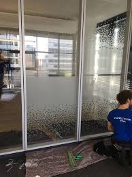 Protecfolien De Sichtschutzfolie Fur Besprechungsraum Mit Pixeldesign Beidseitig Als 3d Effekt Sichtschutzfolie Burowandgestaltung Besprechungsraum