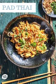 Pad Thai Poulet Nouilles Et Oeufs Brouilles Recette Hellofresh Recette Recettes De Cuisine Cuisine Asiatique Recette Asiatique Facile