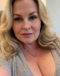 Hi, I'm a 50 years old single women, I'm looking for a man who is older  than me or who wants to seriously connect with me, money doesn't matter  which one is