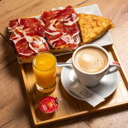 En Tapa Café tenemos diferentes opciones de desayuno para empezar el día con buen sabor. Uno de los favoritos son tostadas con jamón ibérico y aceite de oliva, acompañado de un pincho