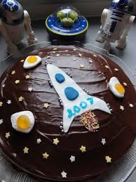 Mission To Chocolate Gateau De L Espace Lucky Sophie Blog Famille Voyage Gateau Rigolo Gateau Anniversaire Garcon Gateau Anniversaire Enfant