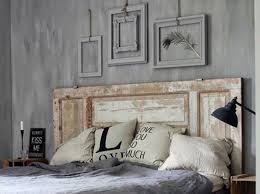 Fabrication d'une porte coulissante avec une vieille porte de grange. Tete De Lit 25 Idees Pour Une Tete De Lit Originale Elle Decoration Idee Tete De Lit Deco Maison Portes En Tetes De Lit