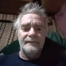 Mi hermana hizo esta cama de madera tallada, pero nadie aprecia su trabajo.  🥰👌💖