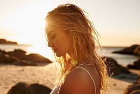 Vous avez profité du soleil cet été et votre visage tire dans les teintes rosées ? Le Faux Coup De Soleil La Derniere Tendance Maquillage Qui Ravive Le Teint Et Cree Le