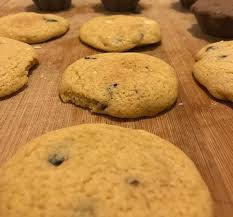 Iam Sugar O Kilos Nous Livre Une Super Recette De Cookies Avec Du Chocolat Blanc Et Des Cranberries A Retrouver D Urgence Sur Son Food Desserts Biscuits