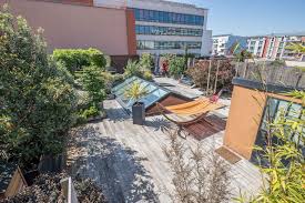 Real Estate Agency Paris Rive Droite Espaces Atypiques En 2020 Terrasse Toit Appartement Terrasse Escalier Bois
