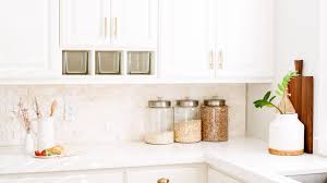 Hi lotus, although this tray has not been tested specifically with turmeric, it has a clear glaze so it should not stain if it is washed after use. Essential Tips To Keep Your Kitchen Counters Organized