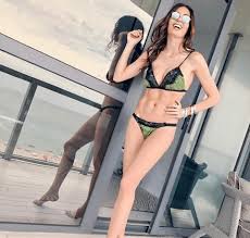 Gli ex coniugi hanno deciso di trascorrere il natale insieme. Elisabetta Gregoraci In Costume Un Dettaglio Lascia Tutti A Bocca Aperta