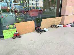 Für kleine erfolge und große abenteuer. Schuhe Vor Rathaus Abgestellt Eltern In Bad Liebenzell Demonstrieren Gegen Maskenpflicht Bad Liebenzell Schomberg Schwarzwalder Bote