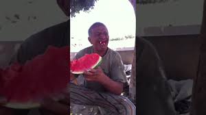 رجل ياكل البطيخ ويضحك Youtube