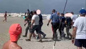 Stranieri se la prendono con bagnini e bagnanti: arrivano le forze  dellordine