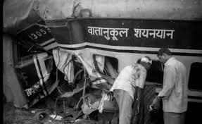 India train crash: Haunting images of a ...