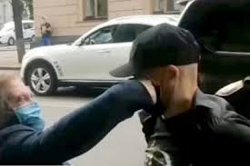 Известный украинский тиктокер александр волошин решил совершить акт неслыханной когда закончилась съёмка, блогер тут же потребовал у ребёнка вернуть телефон, заявляя, что это. Na Glazah U Policii Oblityj Zelenkoj Nardep Opzzh Udaril Veterana Ato Bloger