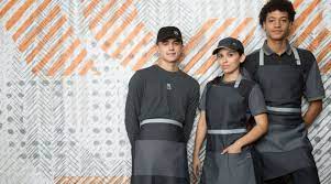 Mcdonald S Muda Uniforme De Funcionarios E Surpreende A Internet Pequenas Empresas Grandes Negocios Administracao De Empresas