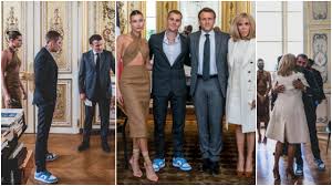 Emmanuel macron pose fièrement auprès de l'ex de selena gomez, tandis que brigitte macron et hailey bieber les entourent. 9lw Aig31dqcvm