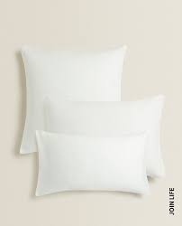 Il divano, si sa, è uno dei complementi di arredo più importanti, perché simboleggia il fulcro della vita domestica; Decorative Cushions Zara Home