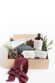 Best Corporate Gifts Ideas Holiday Gift Boxes Brown And Maroon Holiday Gift Boxes For Clients And Profess Giftsdetective Com Home Of Gifts Ideas In In 2020 Holiday Gift