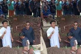 Setelah itu, ifan bersama dwi retno, ibu mertuanya dan luhur kusumo, adik dylan menaburkan bunga ke makam. Tetap Tegar Ifan Seventeen Bantu Proses Pemakaman Dylan Sahara Sampai Ikut Turun Ke Liang Lahat Semua Halaman Suar
