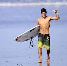Ele foi apenas o segundo surfista a conseguir fazer um backflip, porém ninguém ainda conseguiu fazer a manobra durante uma competição oficial. Gabriel Medina Surfer Dude Surfing Medina