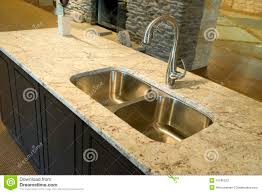 Les plans de travail en métal (inox, zinc et cuivre) sont une solution classique et très pratique. Evier De Cuisine Moderne Avec Le Plan De Travail De Granit Image Stock Image Du Granit Bassin 41185523