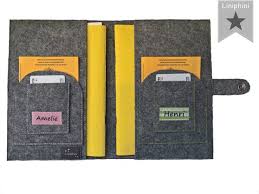 Dabei wäre eine tolle idee für die außenseite und das innenfutter zwei unterschiedliche. Eine Schone Individuelle U Heft Hulle Aus Filz Ist Ein Schones Geschenk Zur Geburt In Dieser U Hefthulle U Heft Hulle U Heft Hulle Nahen Geschenke Zur Geburt
