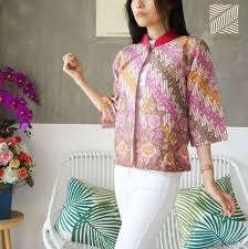 Kombinasi seperti ini hanya cocok untuk busana wanita, karena sifat brokat yang feminin, sehingga tidak cocok untuk dikenakan oleh pria. 47 Model Baju Batik Atasan Wanita Modern Terbaru 2021 Kombinasi Brokat Model Baju Muslim Kebaya Modern Model Baju Muslim Kebaya Modern