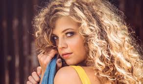 Maak my Famous' se Bernice West se musiekvideo is 'n moet-kyk