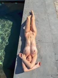 Moja żona lubi chodzić nago na wakacjach. Jeśli widziałeś ją w hotelu, to  czy przyjdziesz do