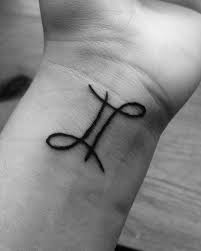 50 Best Gemini Tattoo Designs And Ideas For Men Women Check More At Http Tattoo Journal Com 20 B Jovens Tatuados Tendencias De Tatuagem Mulheres Tatuadas